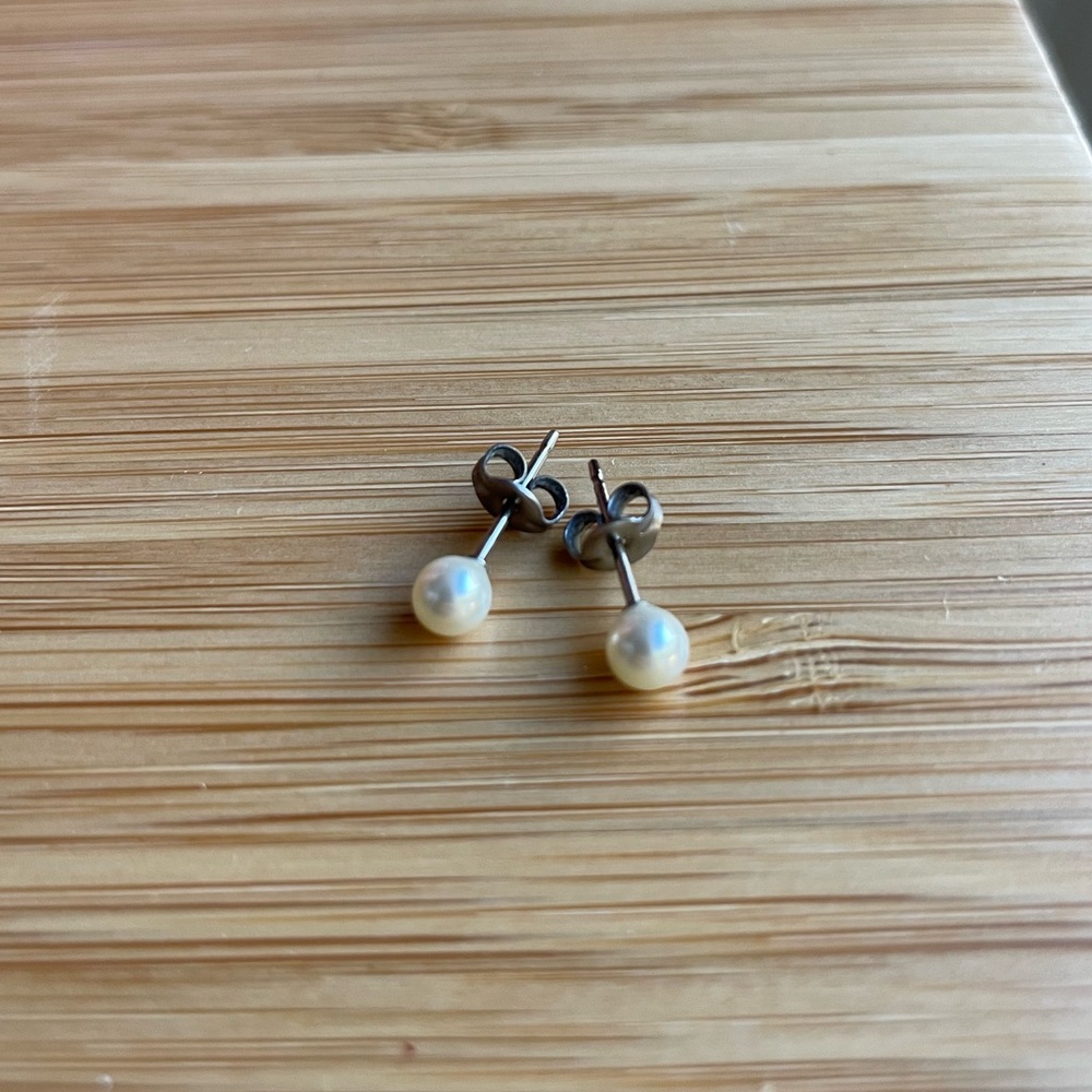 Titanium ivory-white pearl stud earrings 3-3.5mm